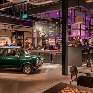 Hotel Moxy London Heathrow Airport
