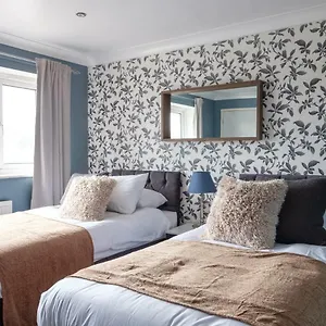 Holiday home Dickens House- Modern & Elegant 3br Close To Gatwick, Crawley (West Sussex)